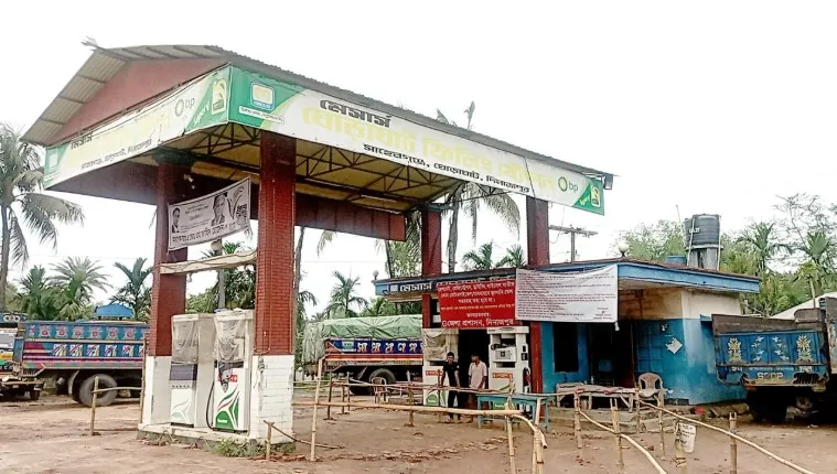 পেট্রল আছে, যানবাহন নেই অলস সময় কাটাচ্ছে পাম্প কর্মীরা